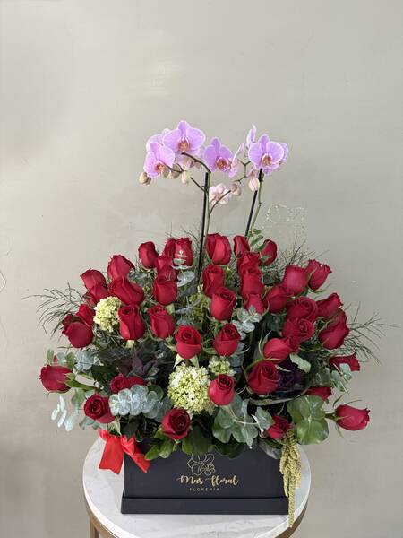 Caja de rosas y orquídea