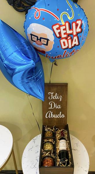 Globos y regalo para abuelo