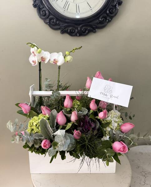 Orquídeas y rosas en lechero